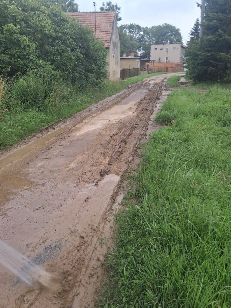 zabrudzona ulica po deszczach 